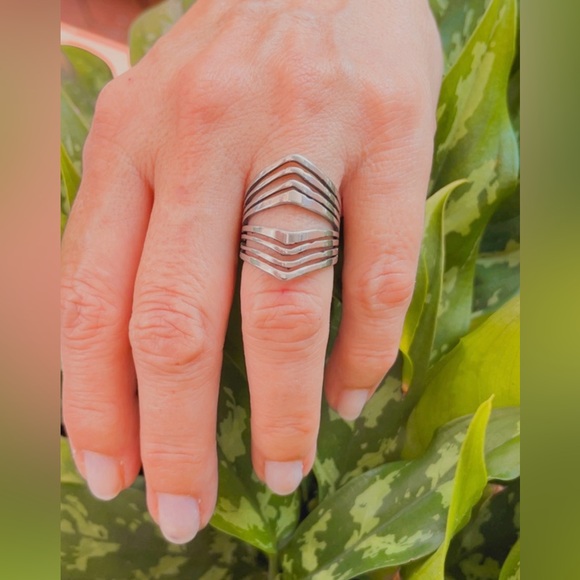 NWT Unisex silver stainless steel ring, laser cut pattern. Size 7 - Picture 15 of 15